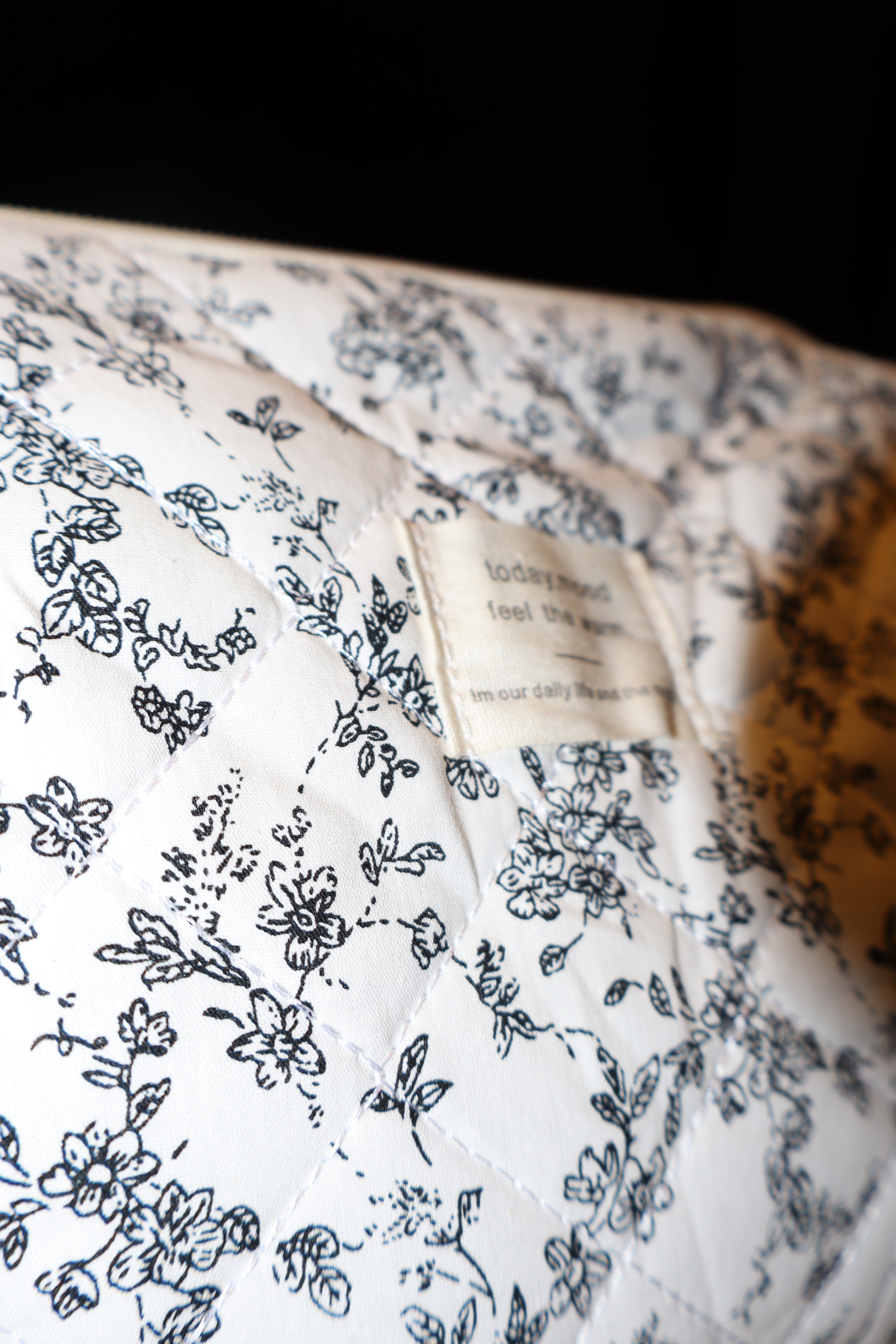 Toilettas met blauwbloemenpatroon