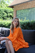 Kleedje oranje en kort