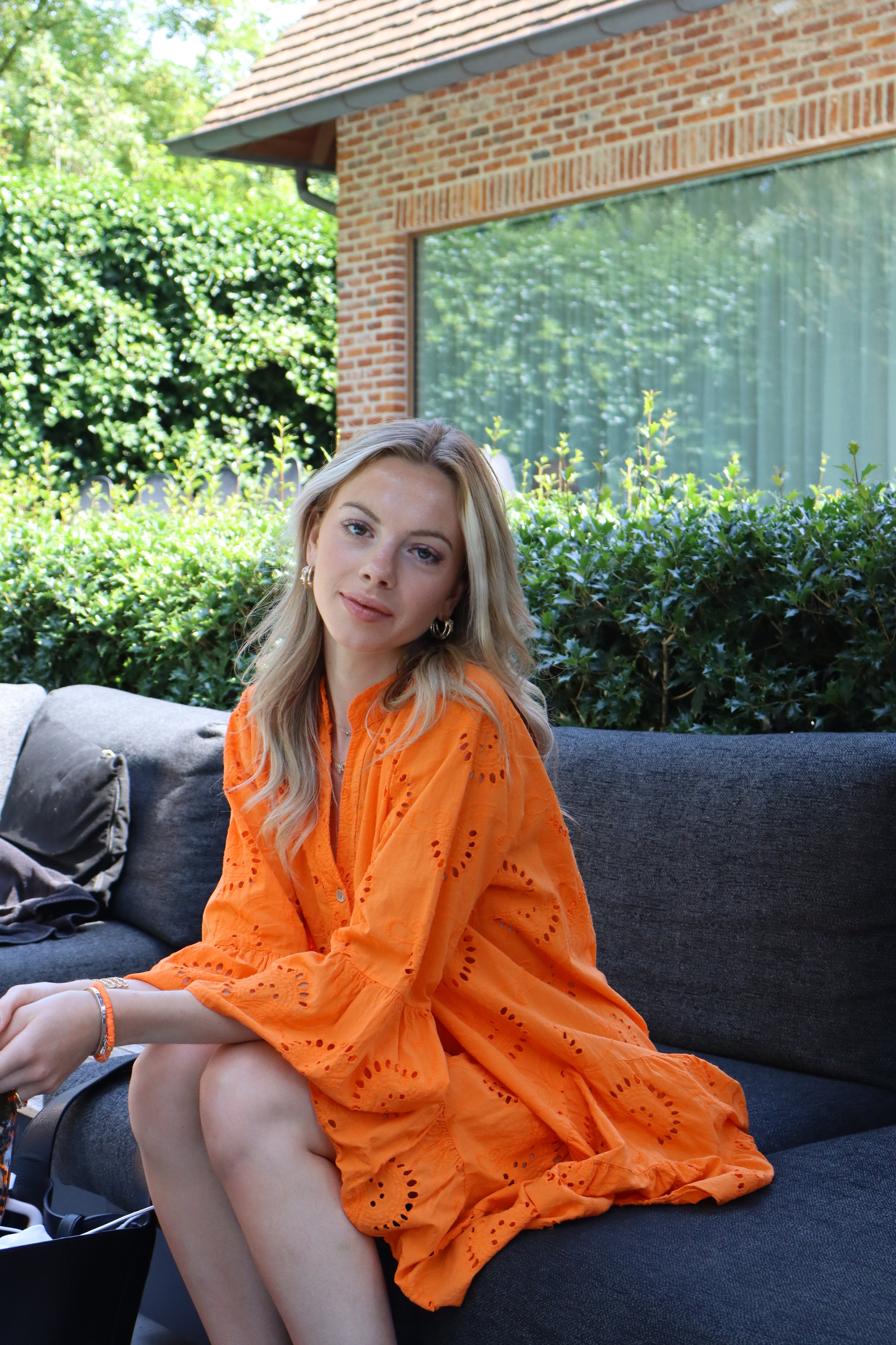 Kleedje oranje en kort