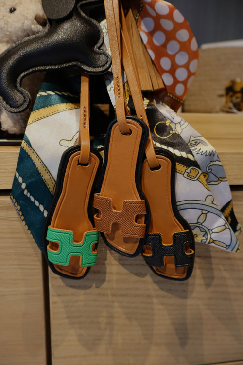 Bagcharm bruin slippertje