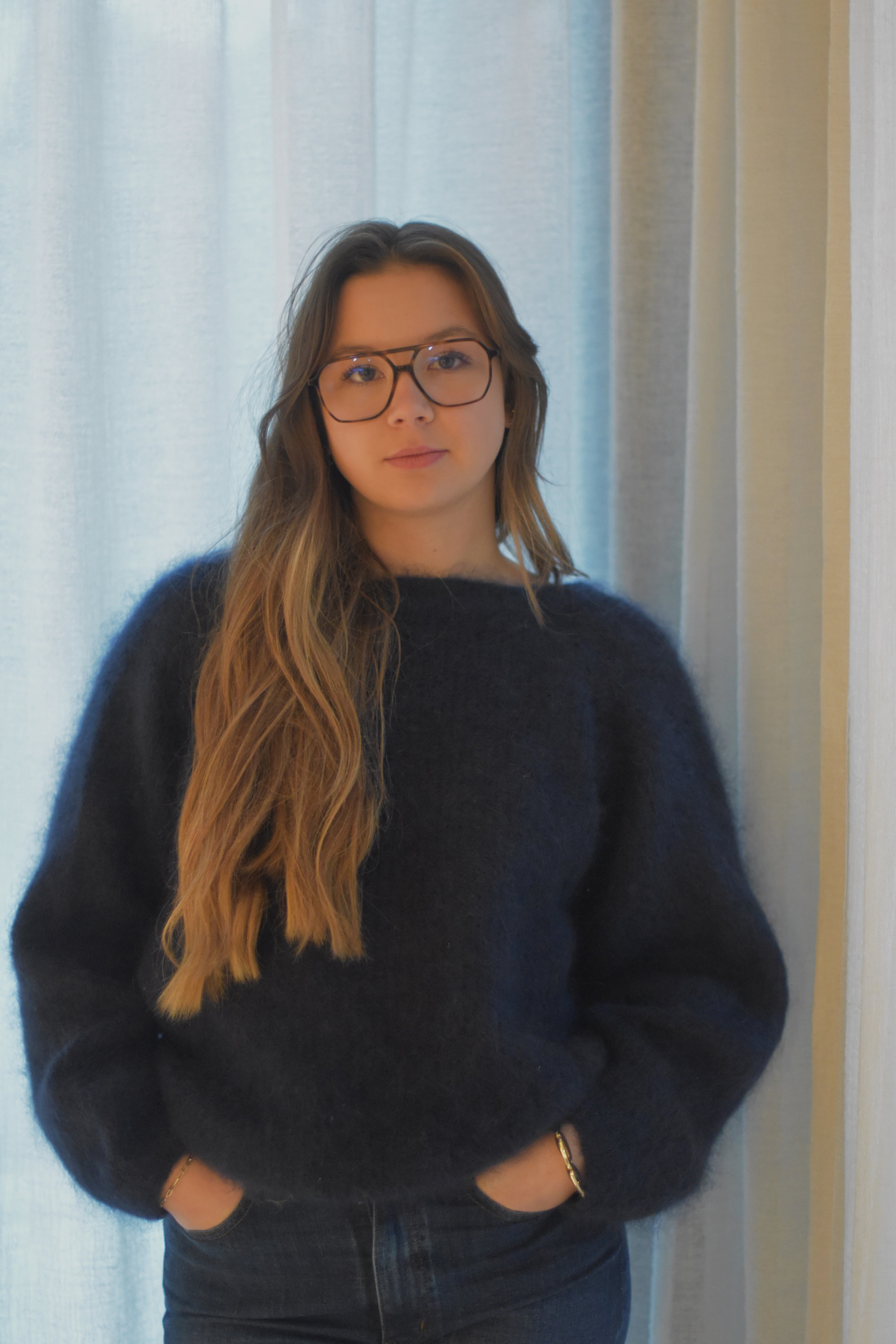 Blauwe trui met knoop