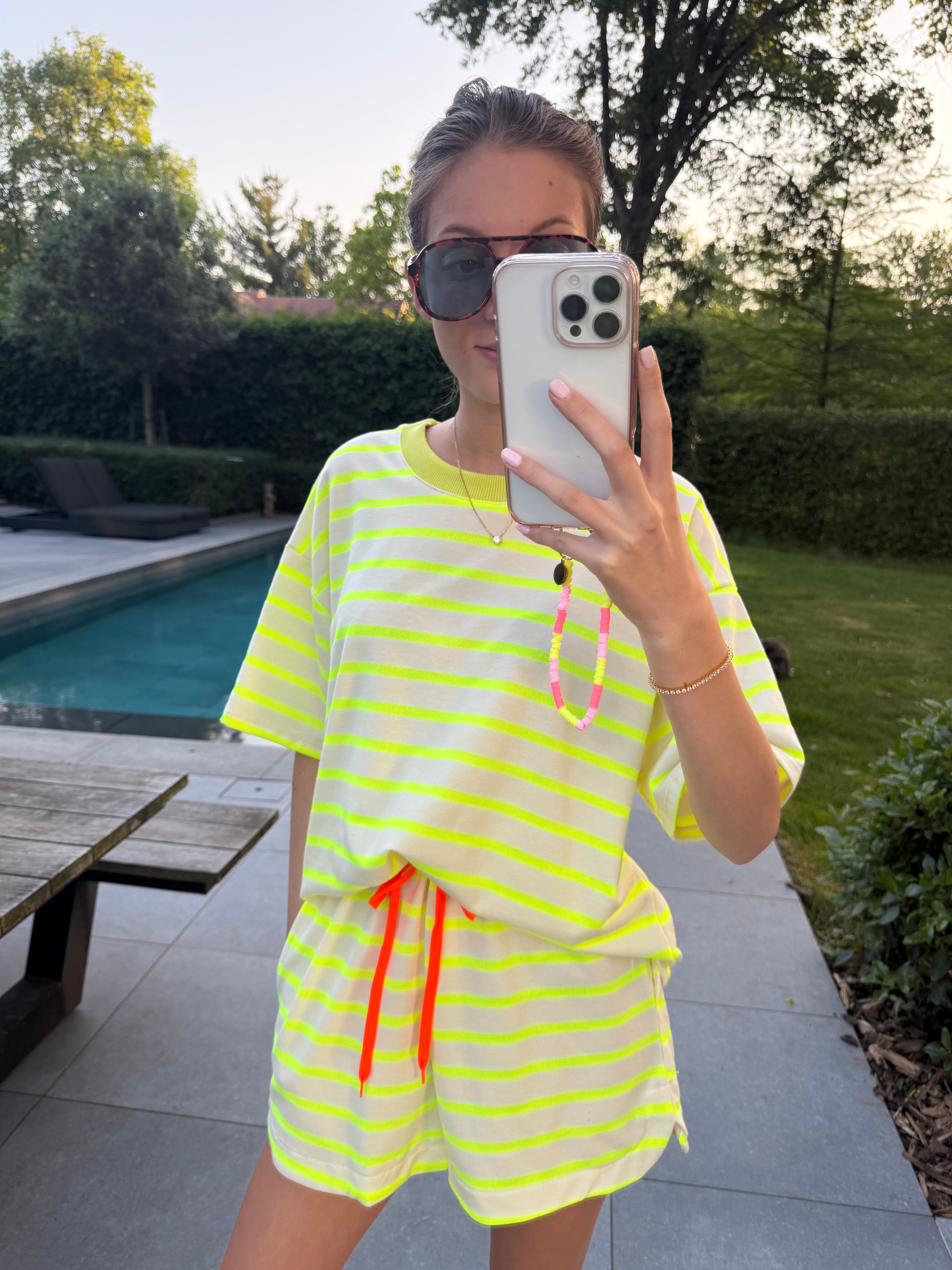 Set short en t-shirt met gele streepjes
