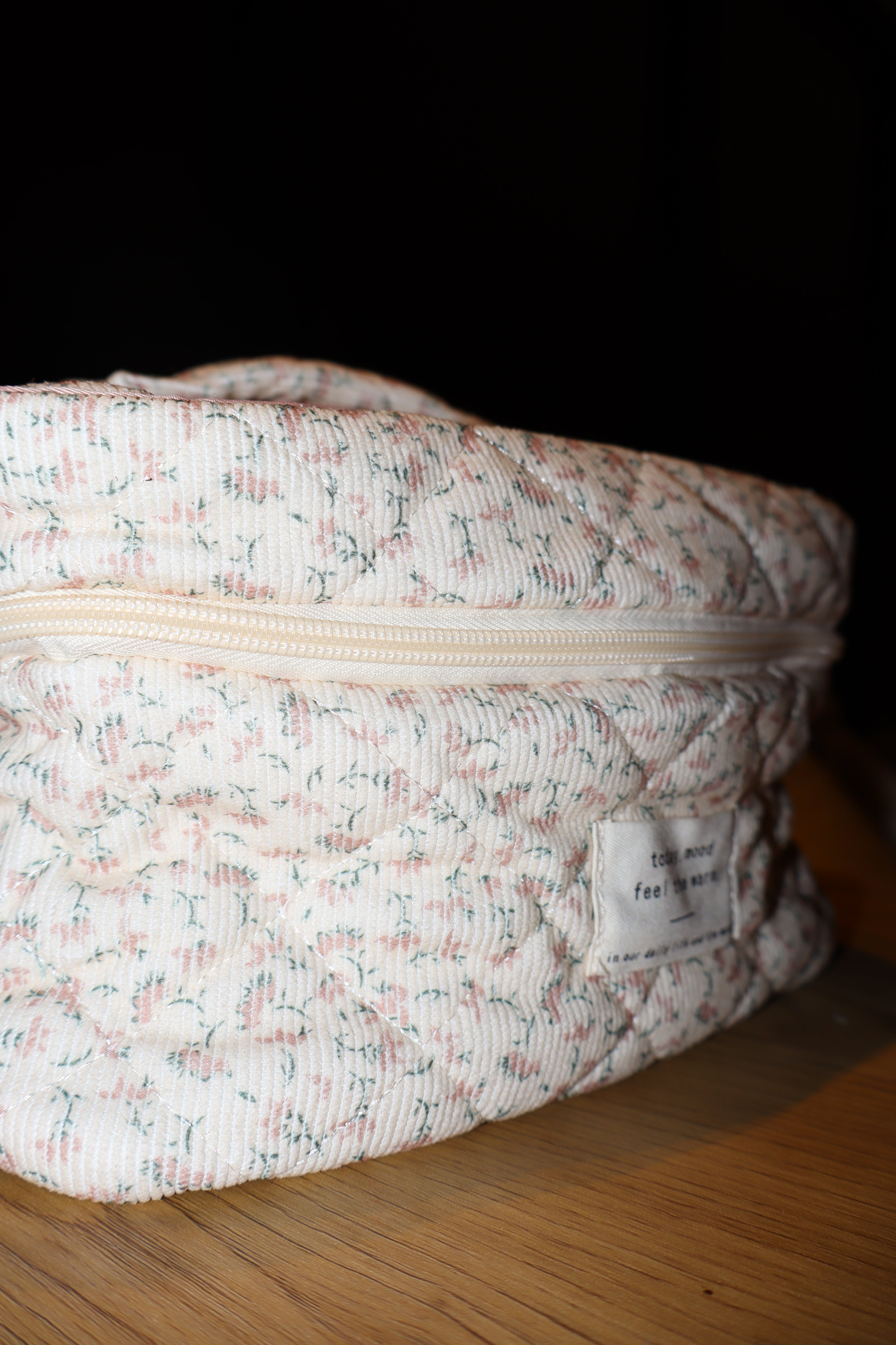 Toilettas met roze bloemenpatroon