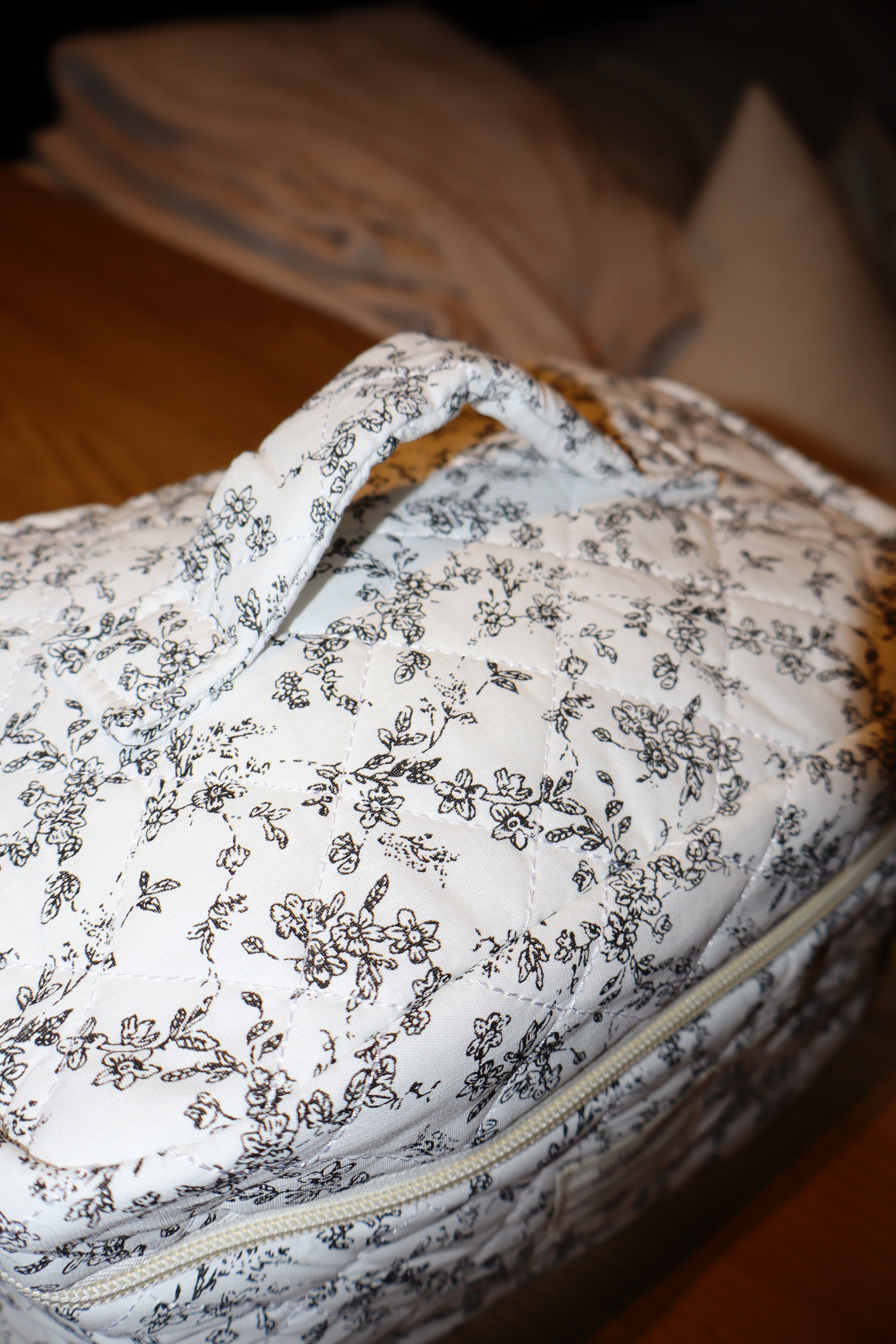 Toilettas met blauwe bloemenprint