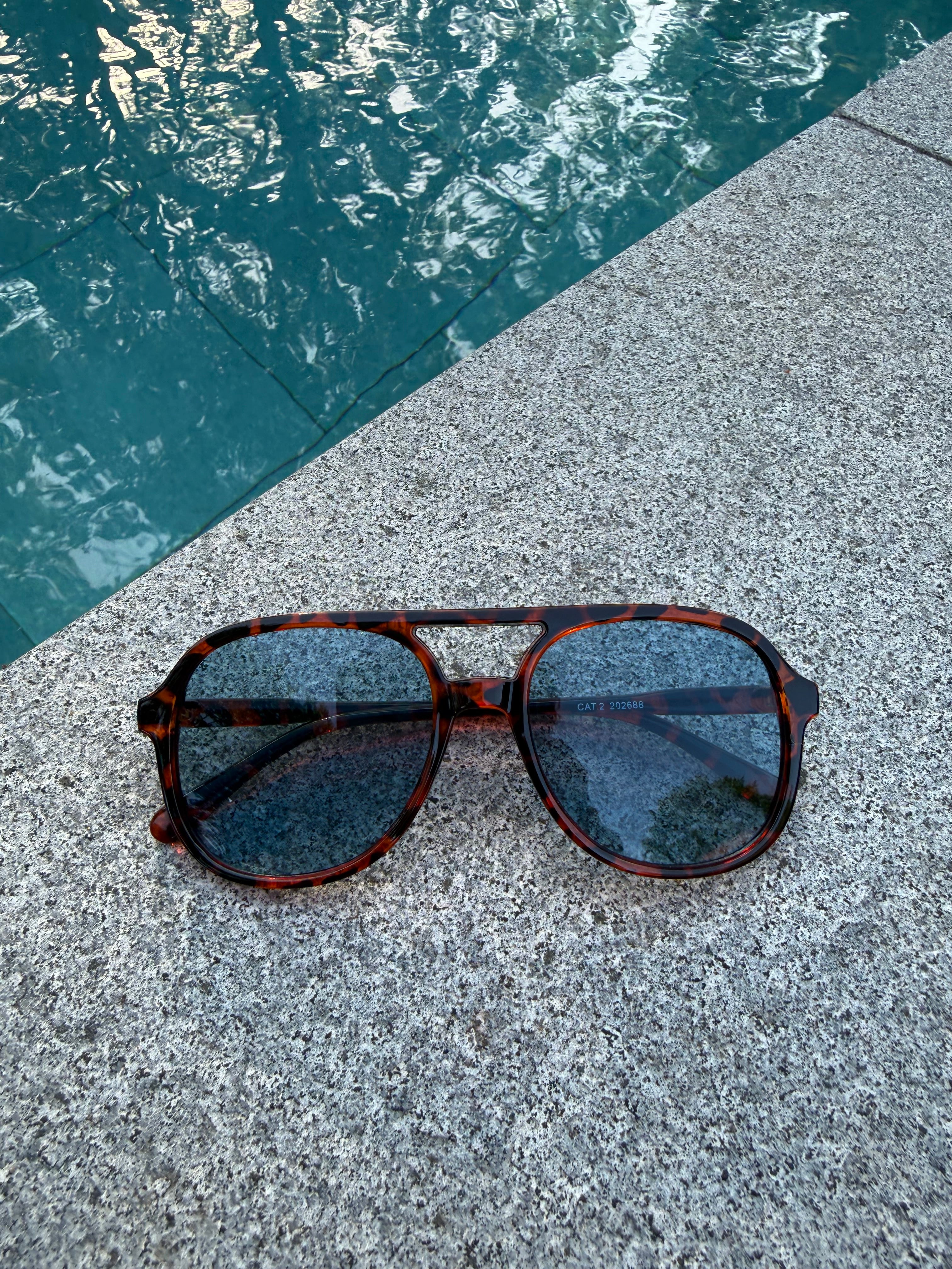 Zonnebril met blauwe glazen