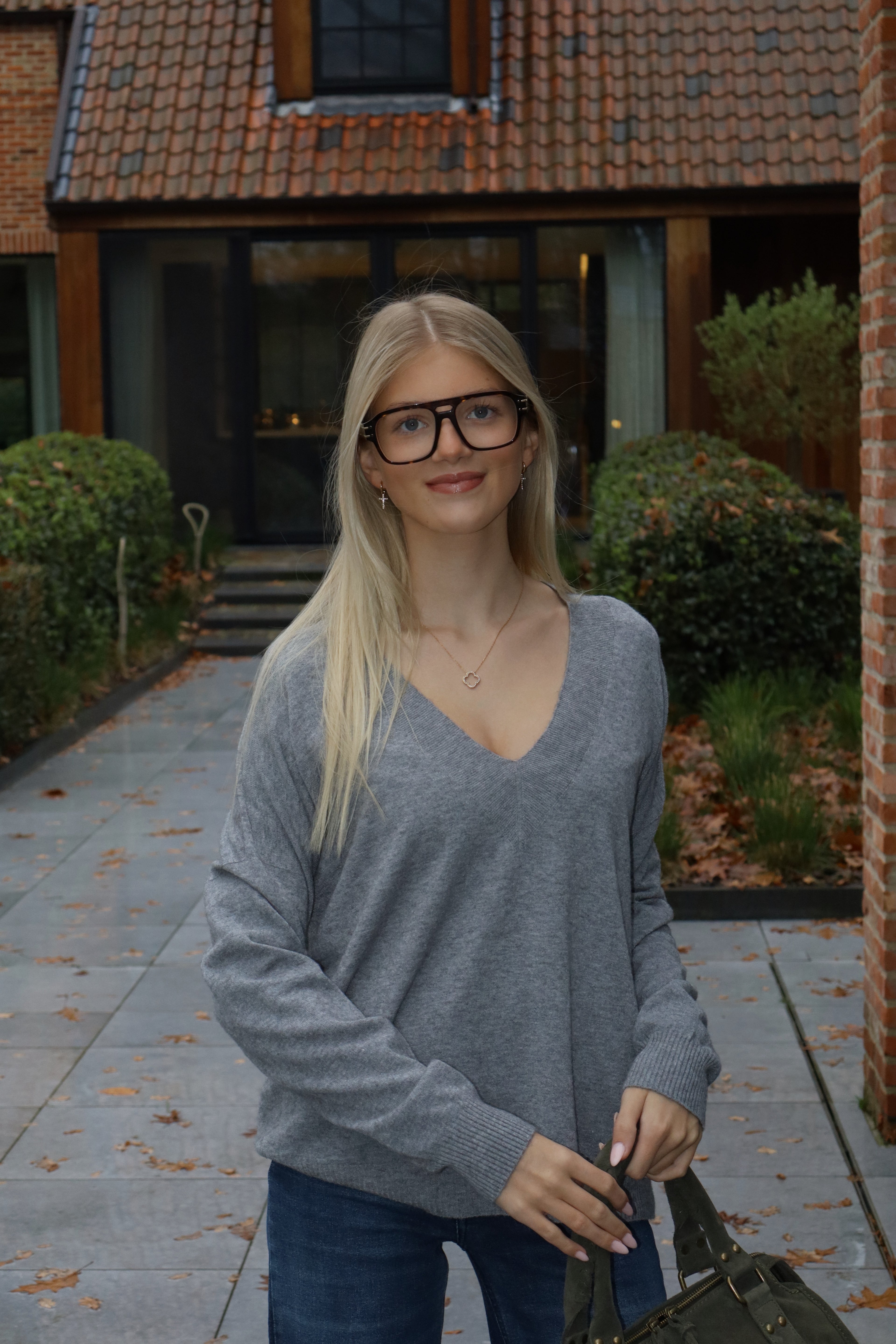 Grijze trui met v-hals