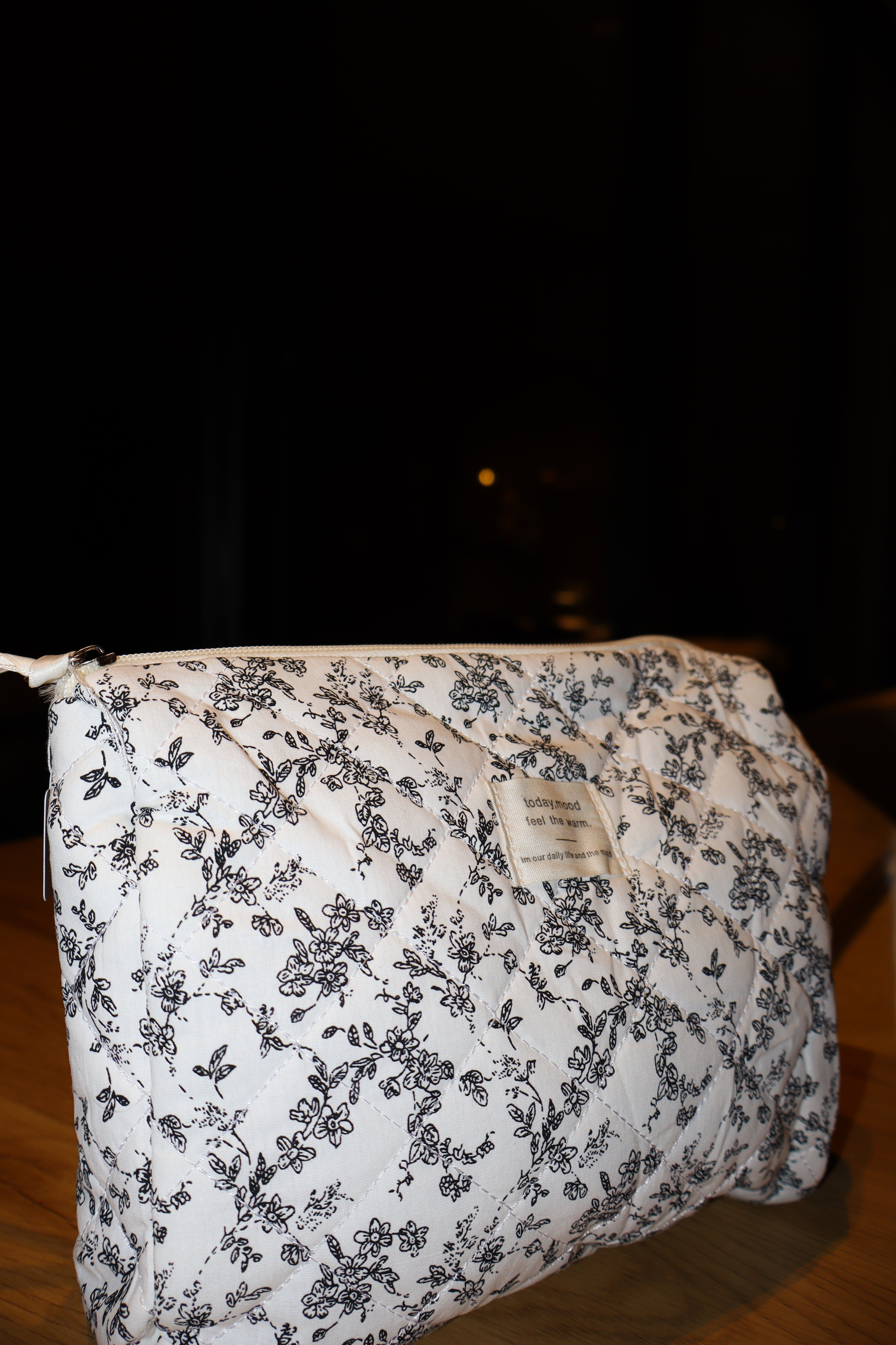 Toilettas met blauwbloemenpatroon