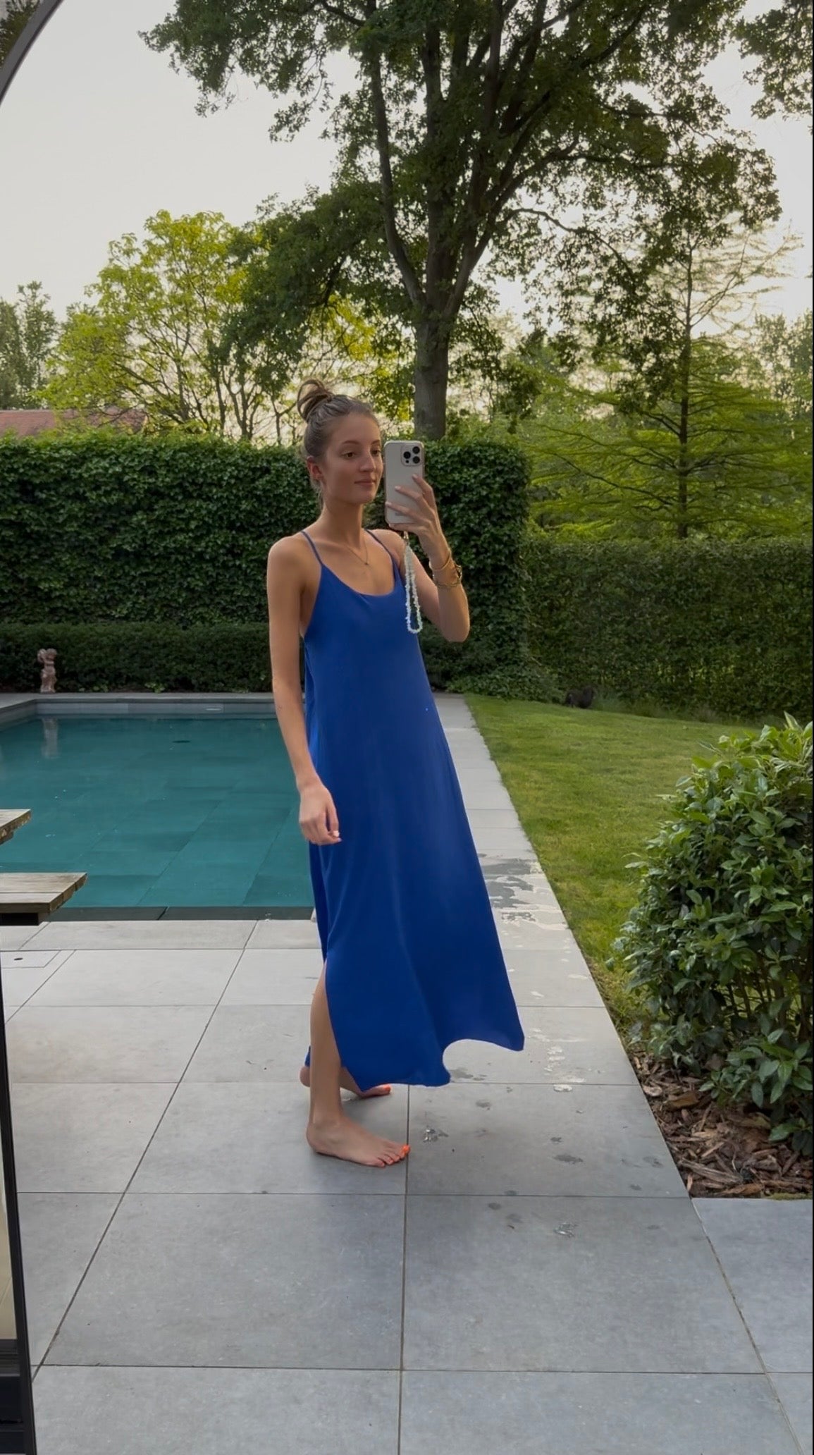 Kleedje: blauw met kruis op de rug
