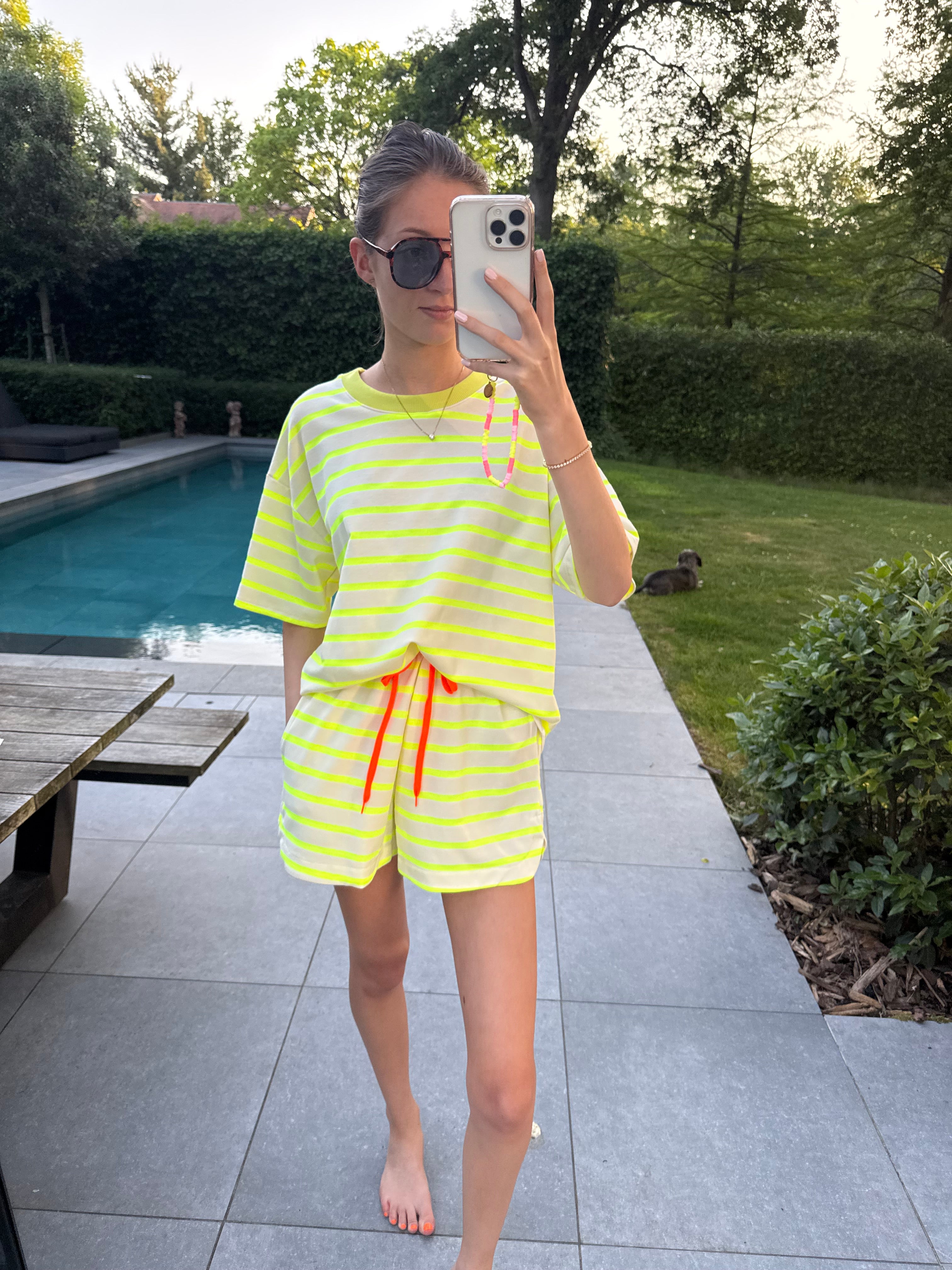 Set short en t-shirt met gele streepjes