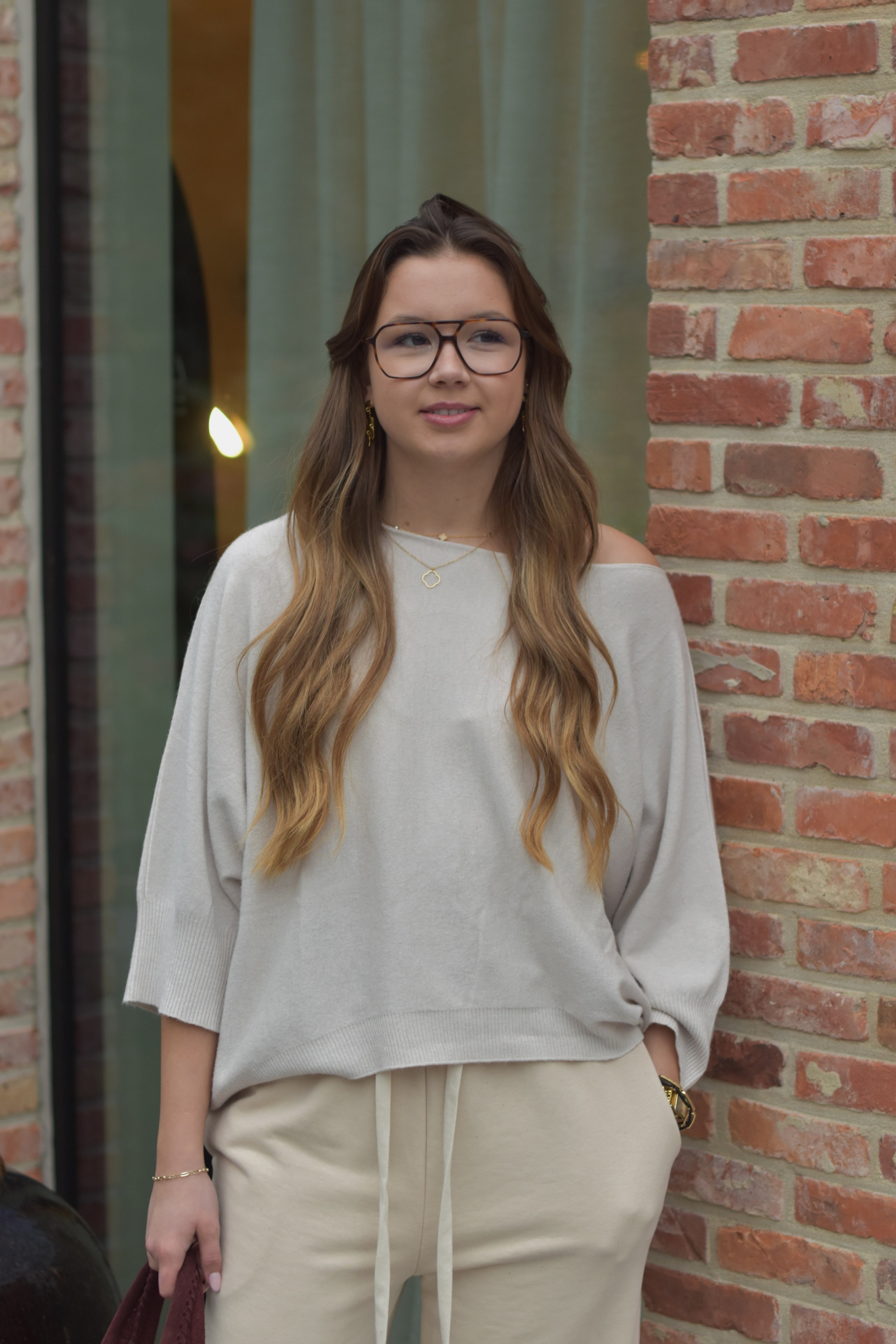 Beige off-shoulder trui