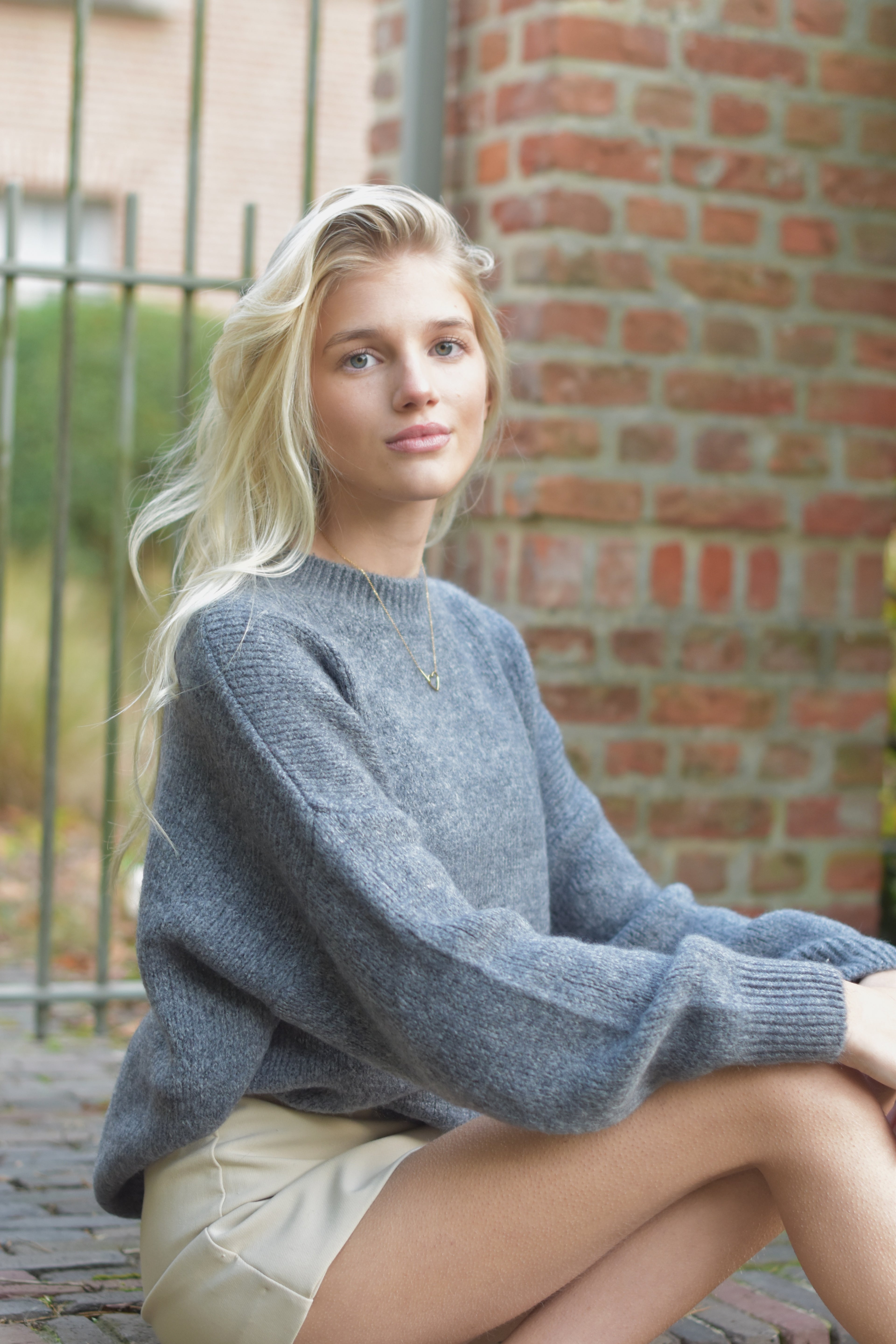 Grijze trui met ronde hals