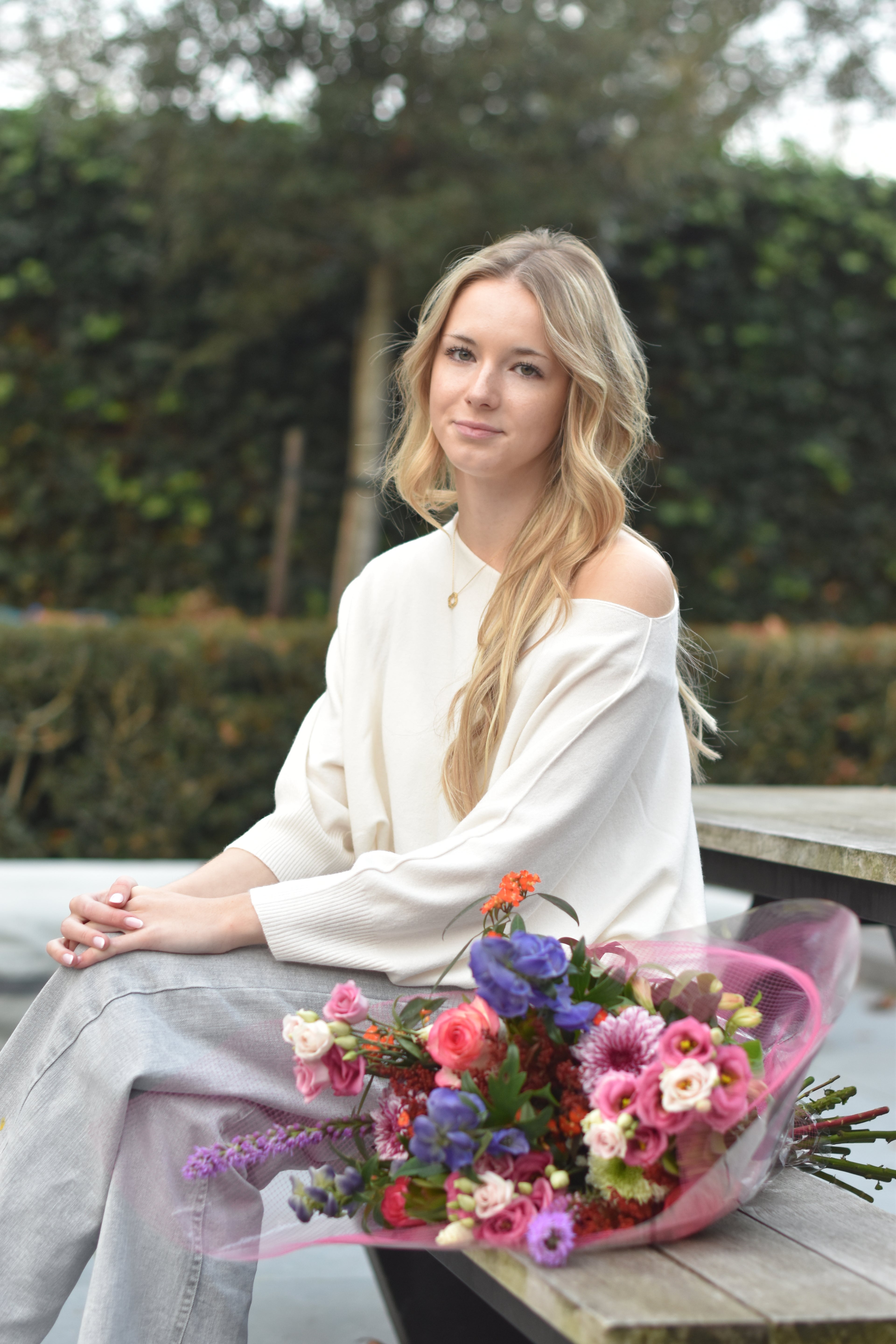 Beige off-shoulder trui